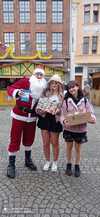 jarmark bożonarodzeniowy wolontariusze zbierają pieniądz